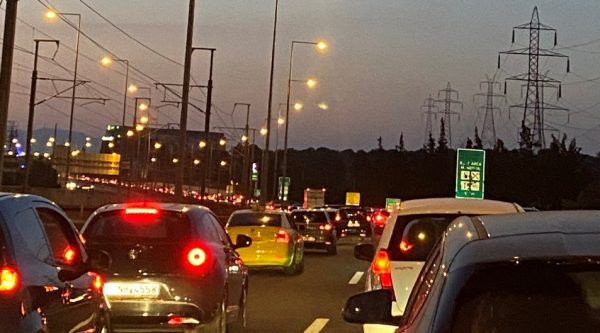 Επιστρέφουν οι εκδρομείς του Σαββατοκύριακου – Πού καταγράφονται καθυστερήσεις και ουρές χιλιομέτρων