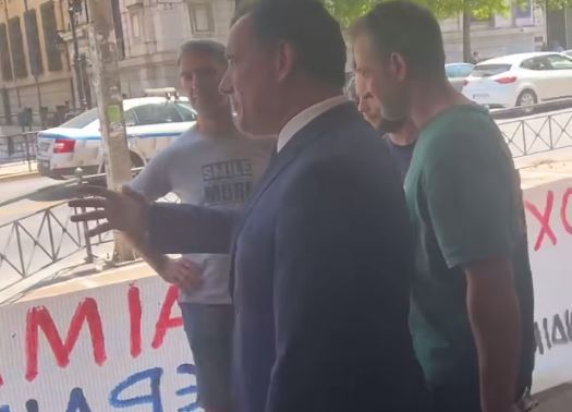 «Ελάτε 5 πάνω να συζητήσουμε» - Σε συγκέντρωση διαμαρτυρίας ο Άδωνις Γεωργιάδης
