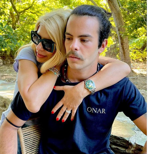 Άγγελος Λάτσιος: Παιχνίδια στη θάλασσα με την μικρή του αδερφή