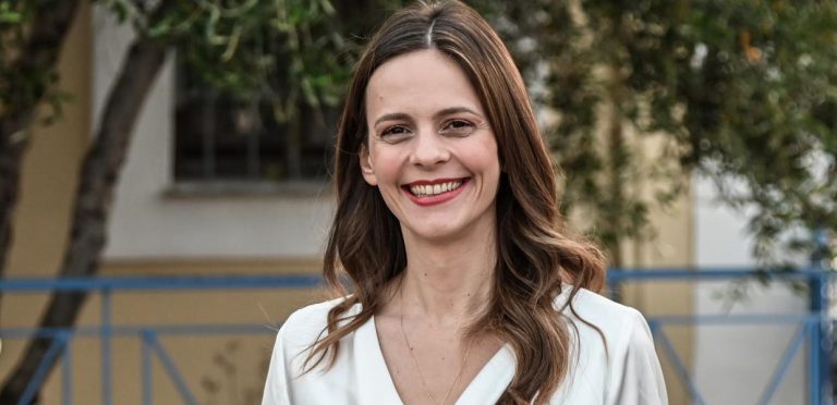 Έφη Αχτσιόγλου: Εκλεισε το μάτι στο Κέντρο από το πρώτο μήνυμα