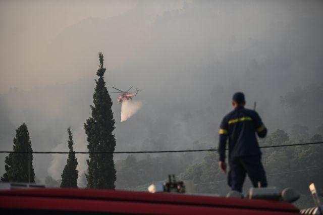 Φωτιά στο Αίγιο: Συγκλονίζει μοναχός – «Δεν αφήνω το μοναστήρι να καεί»