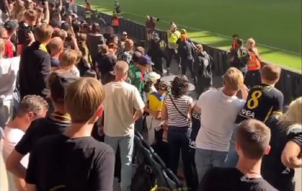 ΑΪΚ Στοκχόλμης – Μάλμε: Χαμός στο ντέρμπι της Σουηδίας με σοβαρά επεισόδια μεταξύ των οπαδών