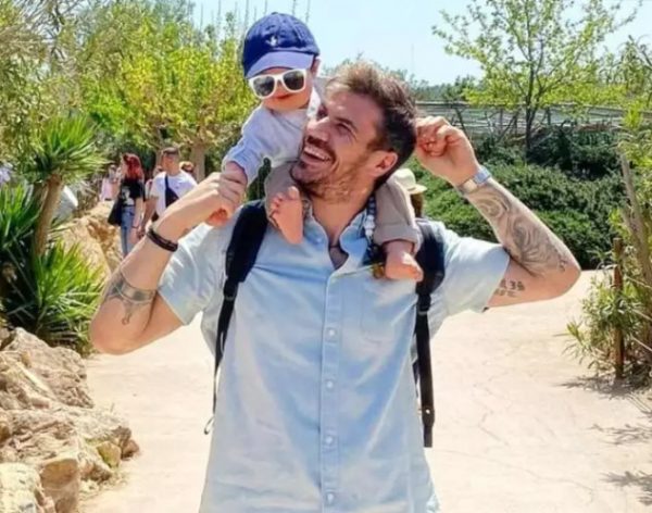 Άκης Πετρετζίκης: «Το αγόρι μας έγινε  2 χρόνων, να το χαιρόμαστε»