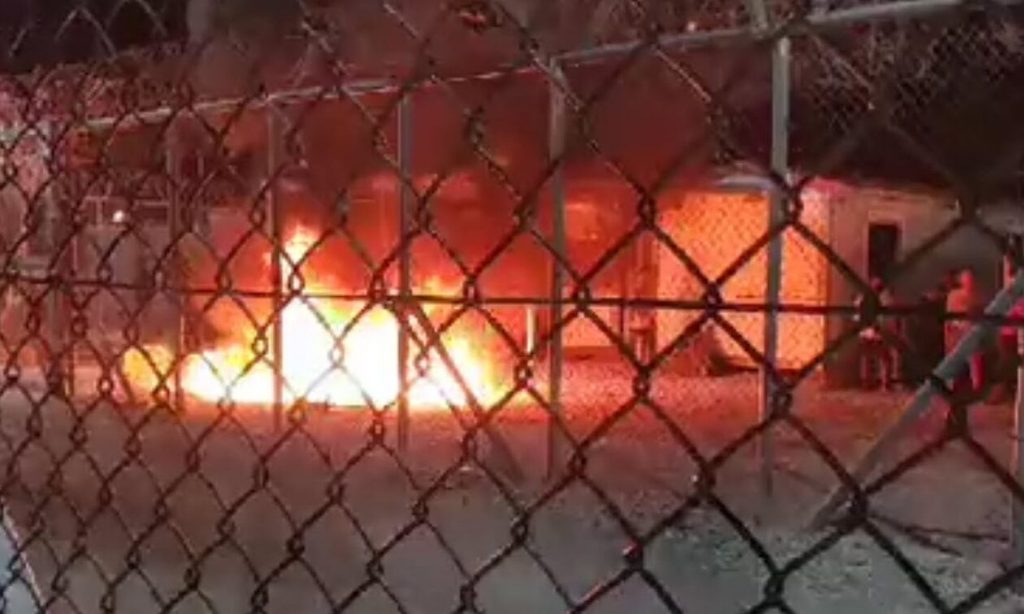 Αμυγδαλέζα: Επεισόδια και φωτιές μετά τον θάνατο 26χρονου στο κέντρο κράτησης μεταναστών