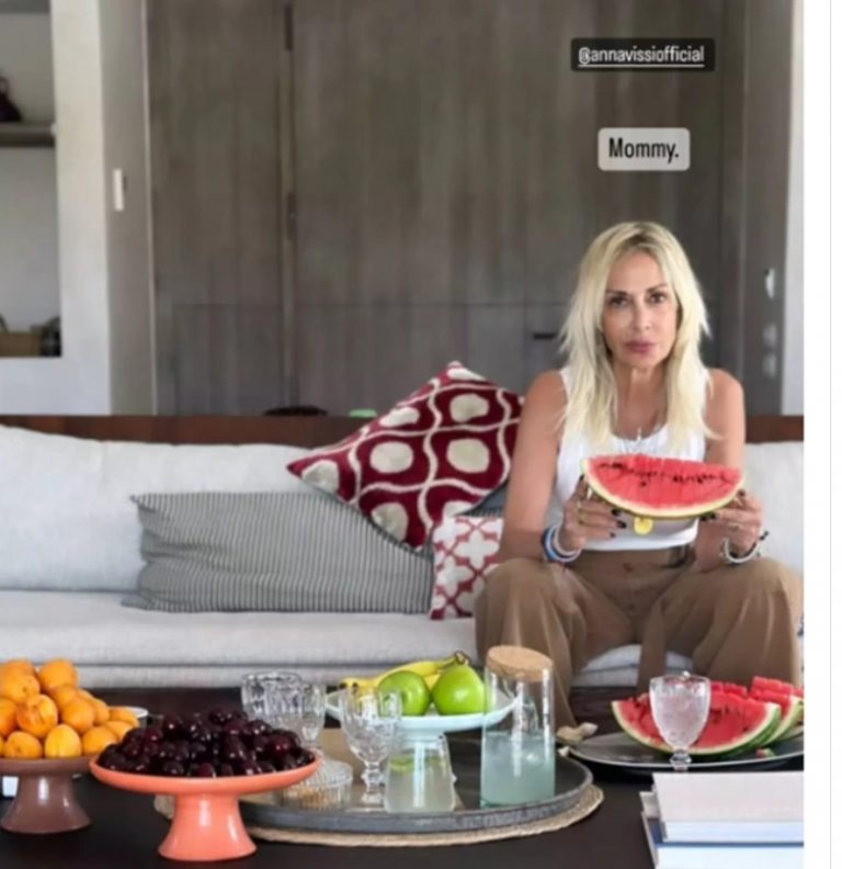 Άννα Βίσση: Χαλαρές καλοκαιρινές στιγμές με τα εγγόνια της