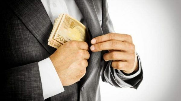 Σπείρα εξαπατούσε πλούσιους με «κέρδη» πάνω από 600.000 ευρώ – Το κόλπο με τα κατασχεμένα αυτοκίνητα