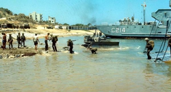 Κύπρος: Εστελναν στρατιώτες στο μέτωπο με κυνηγετικά όπλα – Απούσα η Ελλάδα στην τουρκική εισβολή