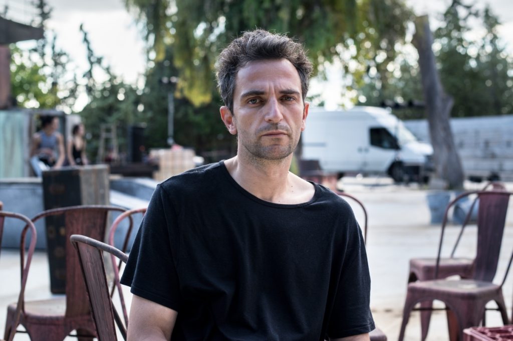 Άρης Σερβετάλης: «Μου έχει μείνει η δύναμη του όχλου, είναι τρομερό πράγμα να συμπαρασύρονται άνθρωποι»