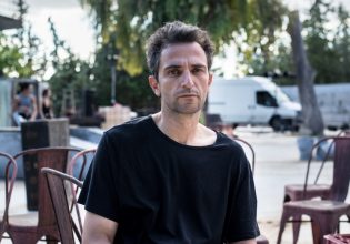 Άρης Σερβετάλης: «Μου έχει μείνει η δύναμη του όχλου, είναι τρομερό πράγμα να συμπαρασύρονται άνθρωποι»