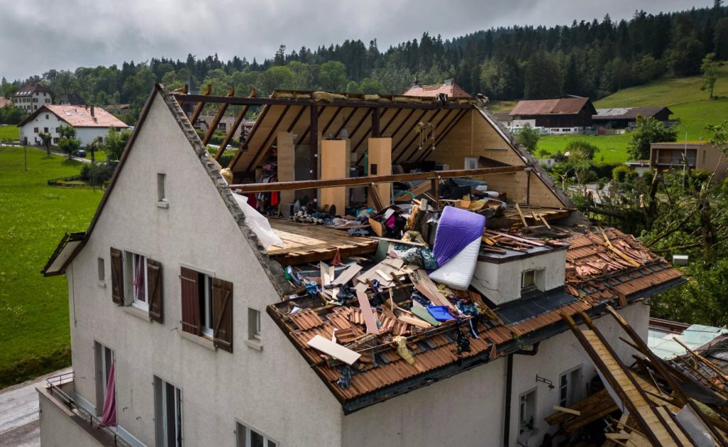 Ελβετία: Τουλάχιστον ένας νεκρός από ανεμοστρόβιλο – Πολλές οι ζημιές