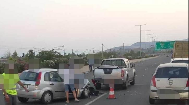 Τροχαίο στην Αθηνών – Κορίνθου: Καραμπόλα με τέσσερα οχήματα – Τρεις τραυματίες