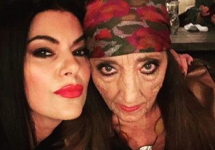 Γιώτα Γιάννα: Συντετριμμένη η Σάννυ Μπαλτζή αποχαιρετά την «τραγουδίστρια με τη φυσαρμόνικα»