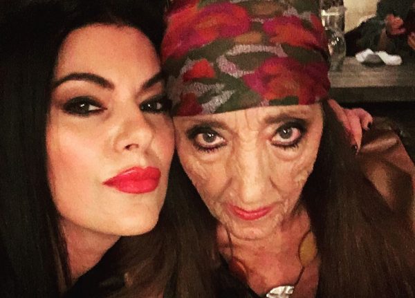 Γιώτα Γιάννα: Συντετριμμένη η Σάννυ Μπαλτζή αποχαιρετά την «τραγουδίστρια με τη φυσαρμόνικα»