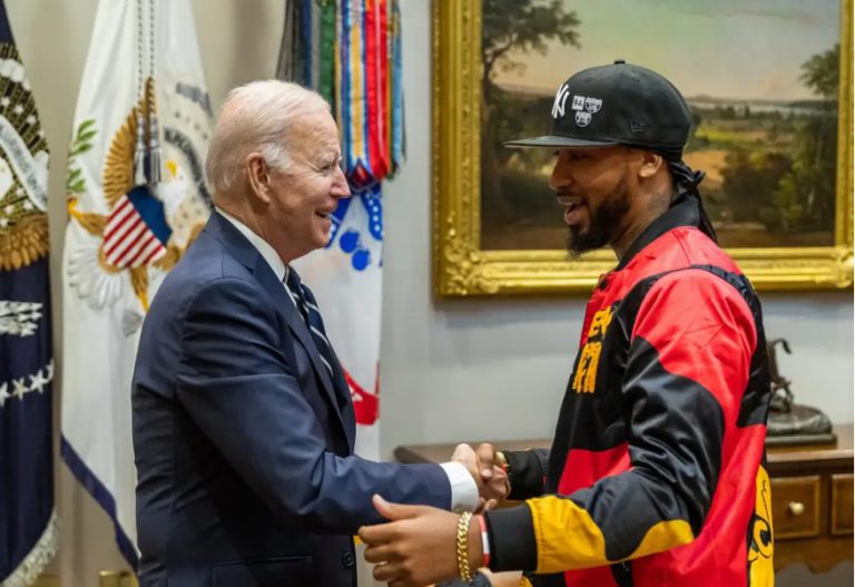 Κρις Σμολς: Ο διάσημος συνδικαλιστής που φλέρταρε ο Μπάιντεν αλλά τον κέρδισε ο Κουτσούμπας