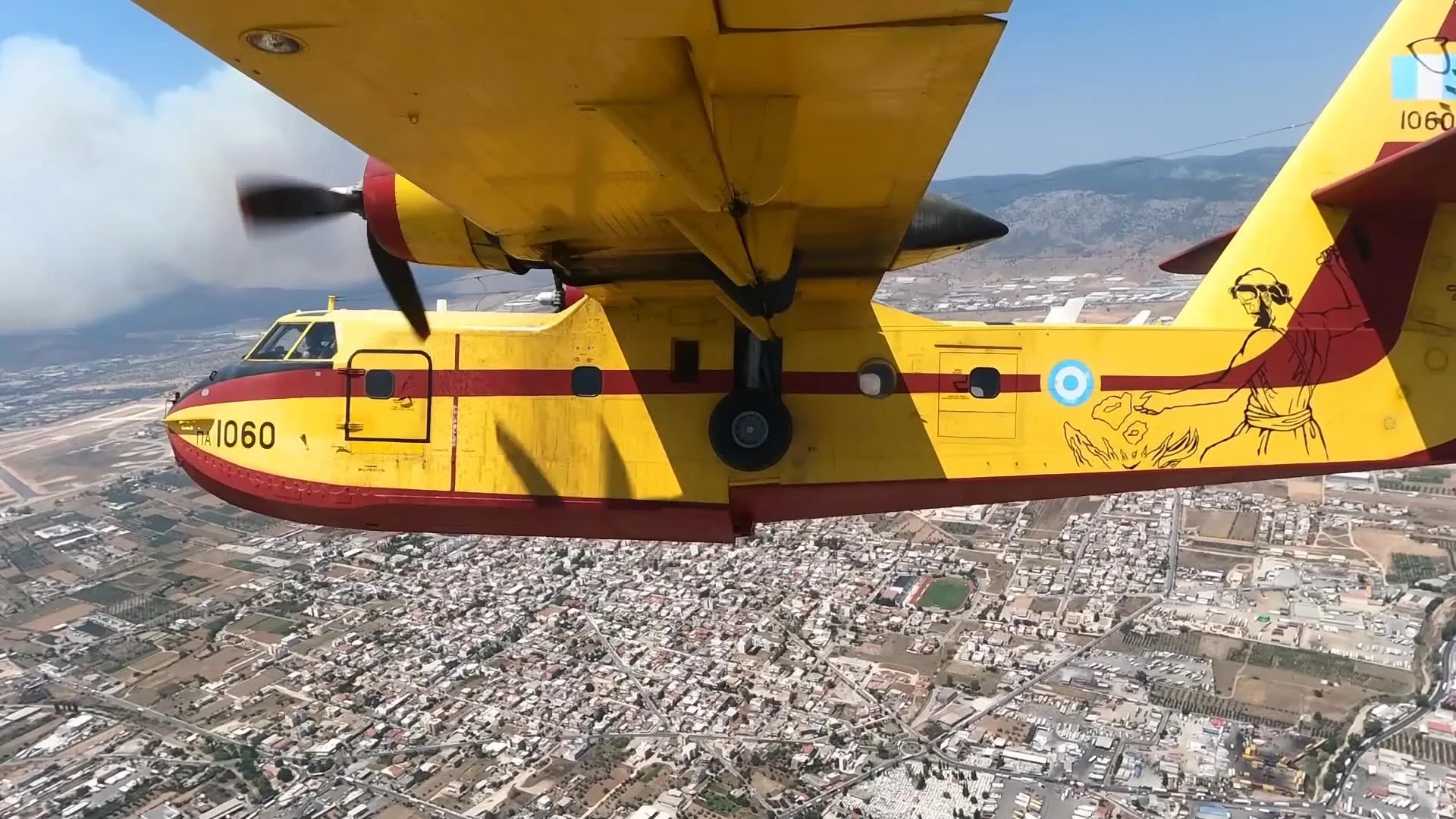 Εντυπωσιακό βίντεο με τις ρίψεις νερού από εναέρια μέσα στα Δερβενοχώρια