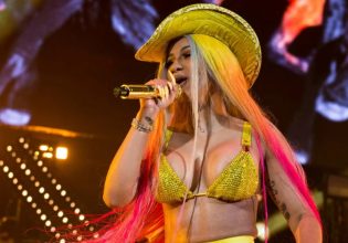 Σάλος με πασίγνωστη τραγουδίστρια – Πέταξε το μικρόφωνο σε θαυμαστή της