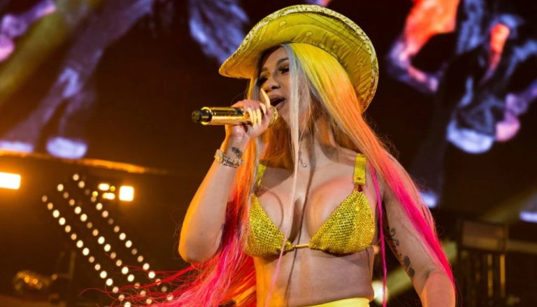 Σάλος με πασίγνωστη τραγουδίστρια – Πέταξε το μικρόφωνο σε θαυμαστή της