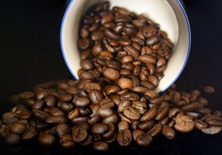 Δεν είναι μόνο η καφεΐνη που μας «ξυπνά» με τον καφέ
