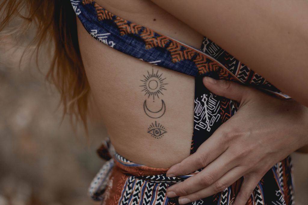 Tattoo artist αποκάλυψε πόσο χρεώνει τα μικροσκοπικά σχέδιά της και μείναμε άφωνοι