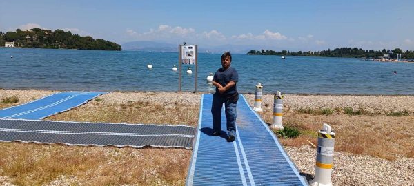 Ειδικές σημαδούρες προστατεύουν τους τυφλούς σε παραλία της Κέρκυρας