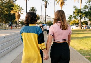 Ψυχική υγεία και οικονομική ανασφάλεια: Οι ανισότητες που βιώνουν τα ΛΟΑΤΚΙ+ άτομα σε μια κοινωνία