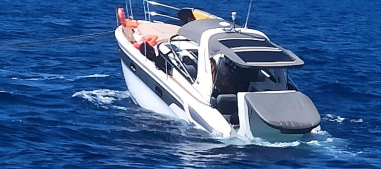 Λιμενικό: Καρέ καρέ η διάσωση οκτώ ατόμων από το ταχύπλοο που βυθιζόταν μεταξύ Πειραιά και Αίγινας