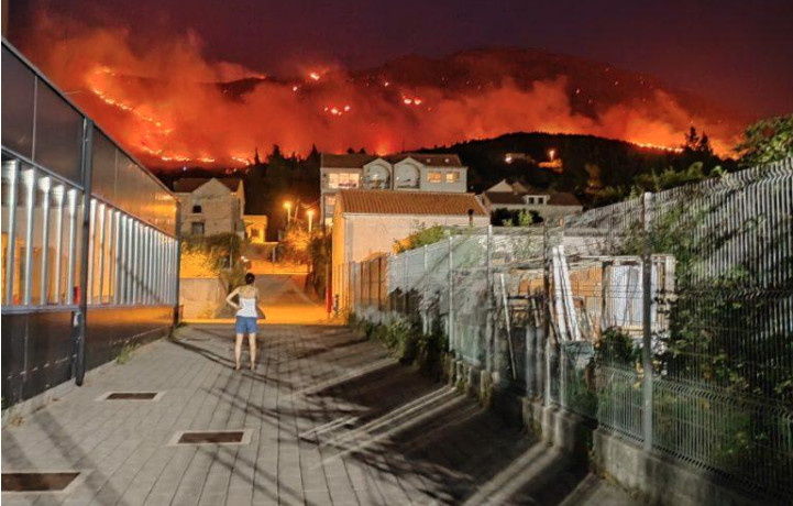 Κροατία: Πυρκαγιά εξαπλώνεται κοντά στο Ντουμπρόβνικ από ανέμους που μοιάζουν με «τυφώνα»