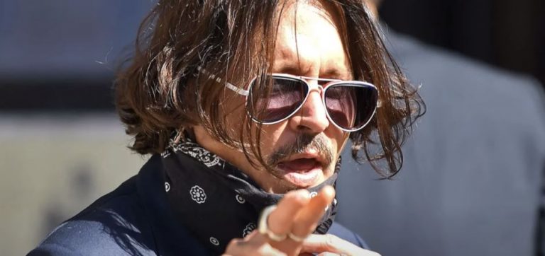 Ο Τζόνι Ντεπ εθεάθη να κυκλοφορεί με μπαστούνι