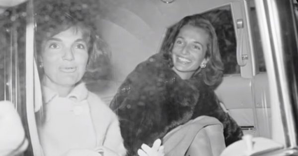 Πώς η Τζάκι Κένεντι κατέληξε να παντρευτεί τον πρώην έρωτα της αδελφής της