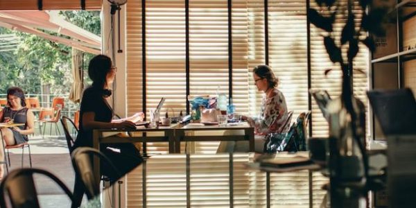 Η γενιά Z θέλει να εργάζεται σε «τεμπέλικες δουλειές». Ποιος μπορεί να την κατηγορήσει;