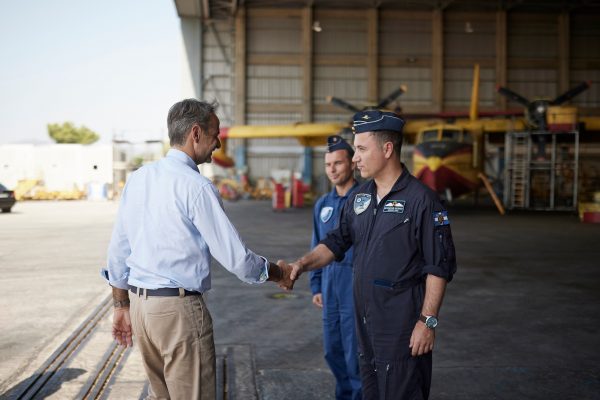 Κυριάκος Μητσοτάκης: Στο στρατιωτικό αεροδρόμιο της Ελευσίνας – Συνομίλησε με πιλότους πυροσβεστικών αεροσκαφών