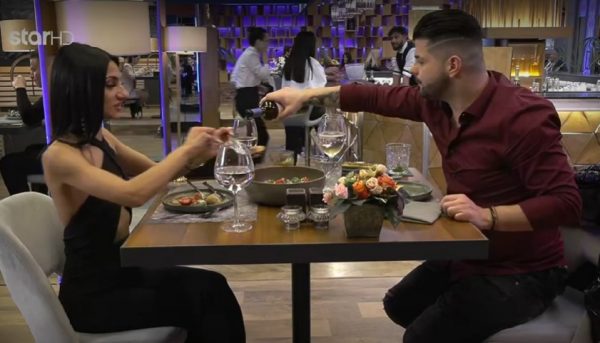 First Dates: Πήγε στο «τυφλό» ραντεβού κι έπεσε πάνω σε συνάδελφό της – «Θα μου φύγει το υαλουρονικό»