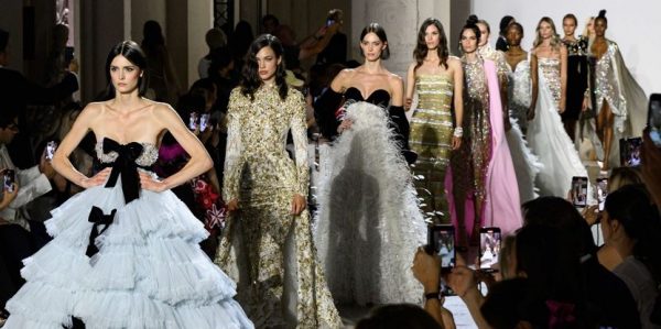 Η φαντασμαγορική επίδειξης της Celia Kritharioti στην Εβδομάδα Μόδας του Παρισιού