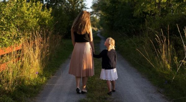 «Ήταν σαν να μου έστελνε μήνυμα η μητέρα μου»: Το πένθος στην εποχή της τεχνητής νοημοσύνης