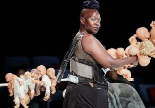 Θεατρικό έργο-γροθιά στα στερεότυπα: «Μαύρη νταντά» σουβλίζει λευκές, πλαστικές κούκλες