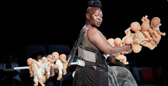 Θεατρικό έργο-γροθιά στα στερεότυπα: «Μαύρη νταντά» σουβλίζει λευκές, πλαστικές κούκλες