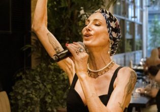 Ένα απόγευμα Κυριακής στο Geco ακούσαμε την Κέλλυ Καλτσή να τραγουδάει το Fly me to the moon