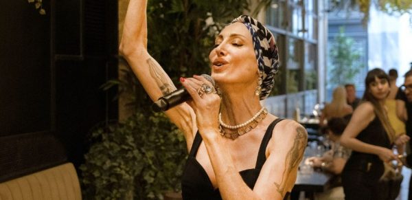 Ένα απόγευμα Κυριακής στο Geco ακούσαμε την Κέλλυ Καλτσή να τραγουδάει το Fly me to the moon