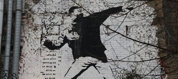 Αυτή είναι η φωνή του Banksy – Το BBC ισχυρίζεται ότι ανακάλυψε τη φωνή του φαντομά καλλιτέχνη
