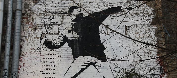 Αυτή είναι η φωνή του Banksy - Το BBC ισχυρίζεται ότι ανακάλυψε τη φωνή του φαντομά καλλιτέχνη