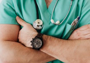 Ελεύθερος με όρους ο ψευτογιατρός της Θεσσαλονίκης που έταζε θεραπείες με δήθεν βλαστοκύτταρα