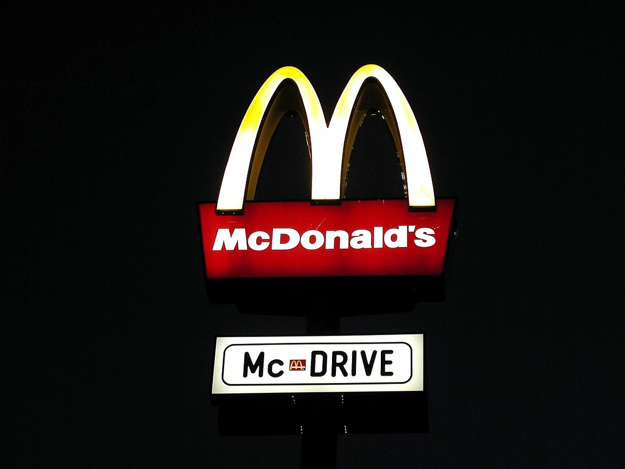 Βρετανία: Δεκάδες πρώην και νυν υπάλληλοι των McDonald's καταγγέλλουν περιστατικά σεξουαλικής παρενόχλησης