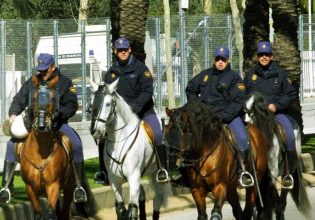 «Μπλόκο» Μητσοτάκη στο σχέδιο Μηταράκη για έφιππη αστυνομία