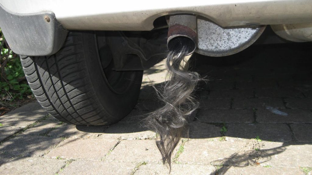 Σπάνιο φαινόμενο που προκαλεί πανικό -Όταν η εξάτμιση του αυτοκινήτου βγάζει… μαλλιά