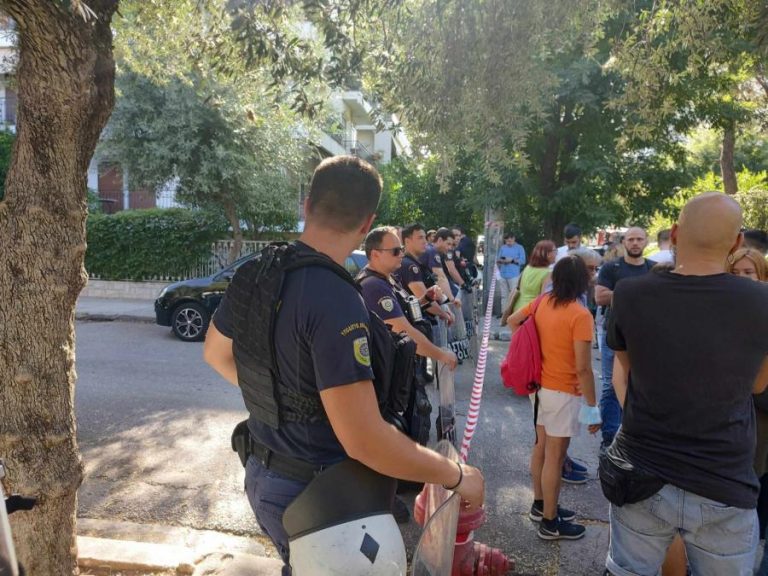 Έξωση στα Πατήσια: Διώχνουν μονογονεϊκή οικογένεια από το σπίτι της για χρέος 800 ευρώ – Χτυπήθηκε συγκέντρωση αλληλέγγυων