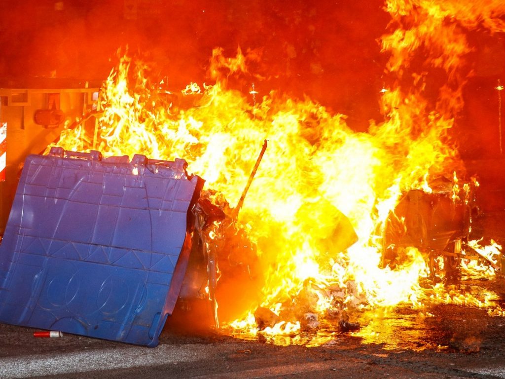 Λεωφόρος Αθηνών: Επεισόδια ανάμεσα σε κουκουλοφόρους και ΜΑΤ – Φωτιές σε κάδους
