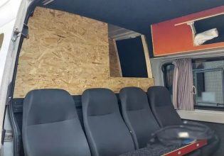 Έβρος: Η στιγμή που αστυνομικοί βρίσκουν μετανάστες κρυμμένους σε κρύπτη σε φορτηγάκι