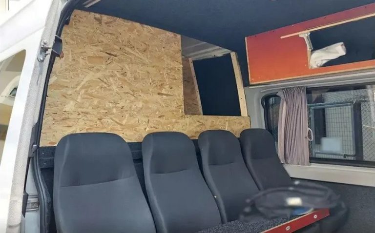 Έβρος: Η στιγμή που αστυνομικοί βρίσκουν μετανάστες κρυμμένους σε κρύπτη σε φορτηγάκι