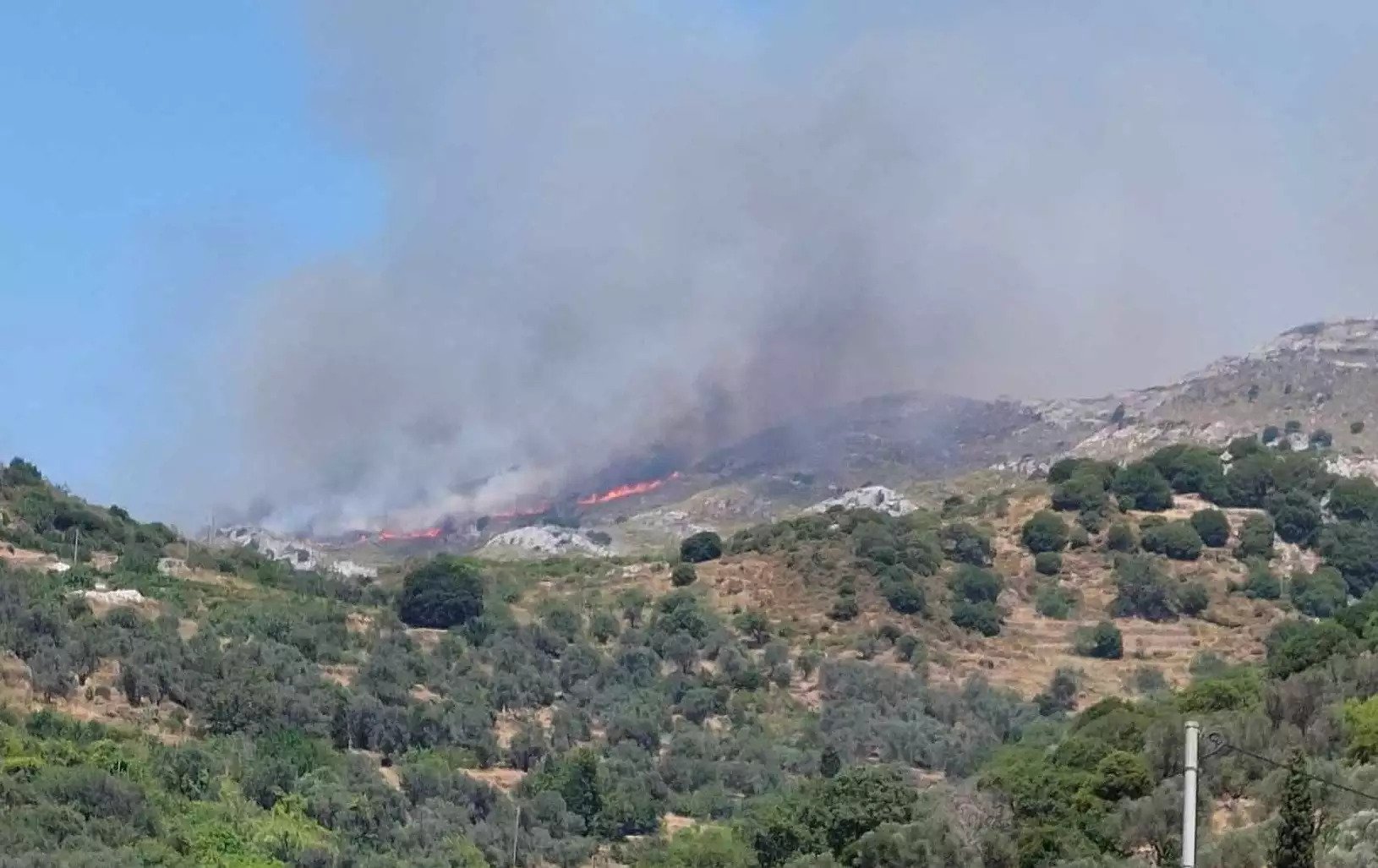 Φωτιά στη Νάξο: Οριοθετήθηκε η πυρκαγιά - Κάηκαν 2.000 στρέμματα