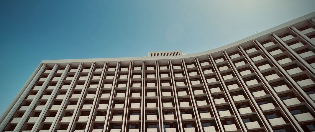 Eικαστική έκθεση στην περίφραξη του εργοταξίου του πρώην Hilton Αθηνών